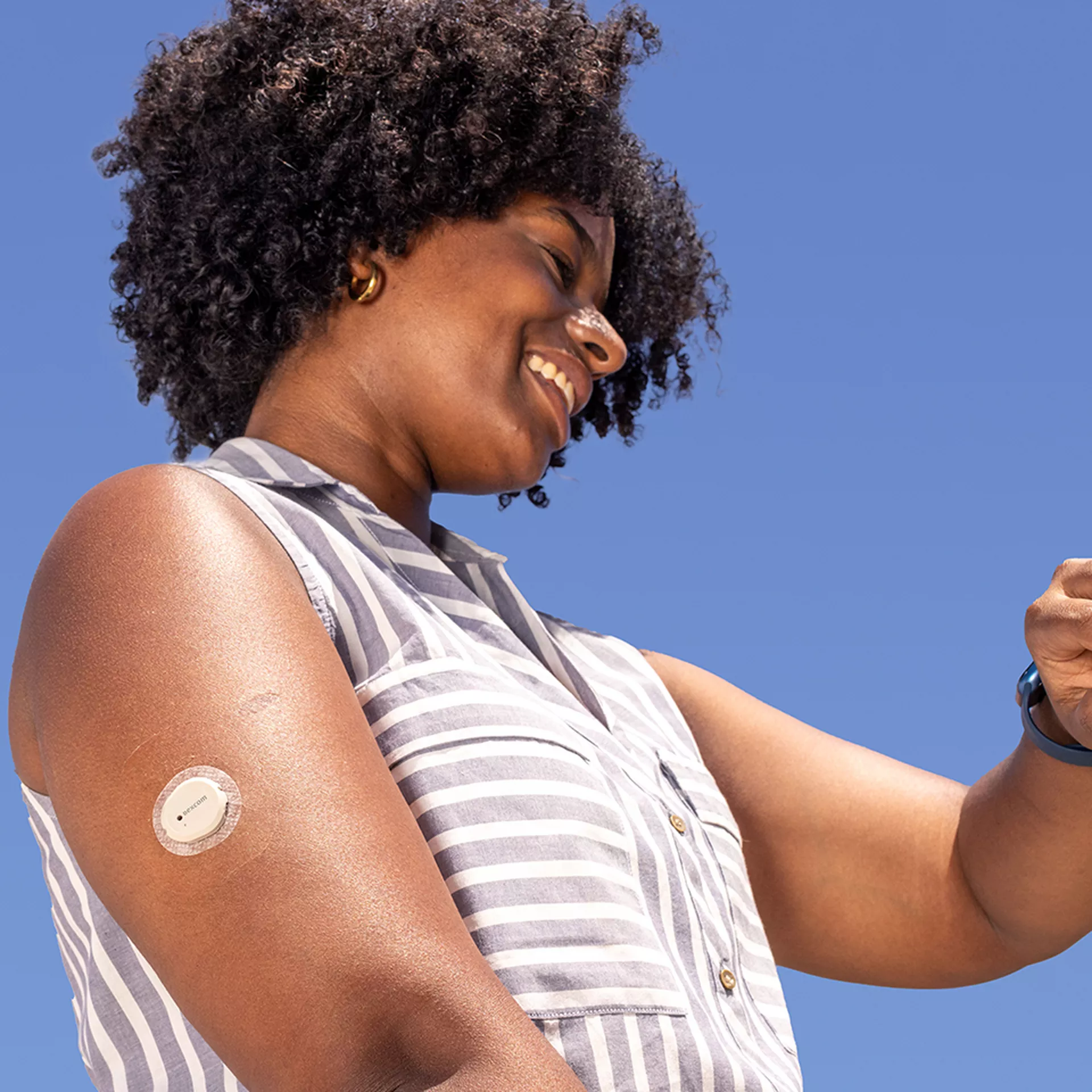 Woman checking her glucose levels using Dexcom G7's Direct to Watch feature